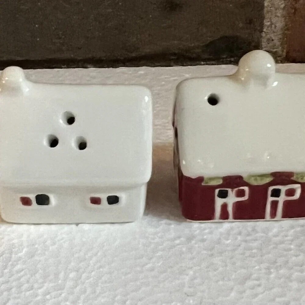 NEW Christmas Country Cottage Salt & Pepper Shaker Set / Ornament